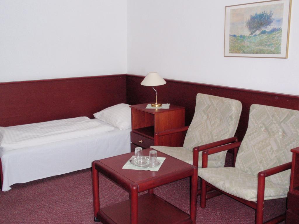 Hotel Astra Tuchlovice Cameră foto